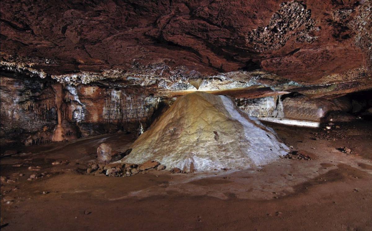 The cave of Mura, between valleys and cliffs